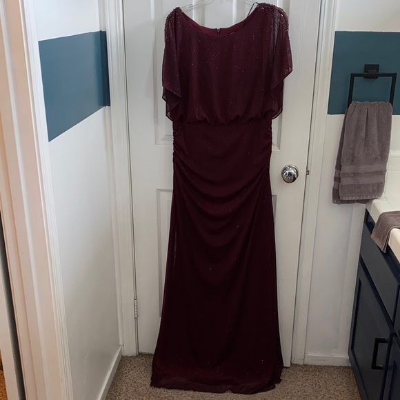 SLNY Dresses & Skirts - SLNY Burgundy Maxi Dress